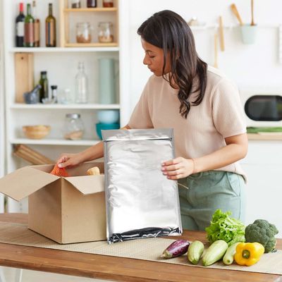 এককালীন মেটালিক অ্যালুমিনিয়াম ফয়েল গরম ঠান্ডা তাপ নিরোধক বাবল কুলার মেইলার্স এনভেলপ